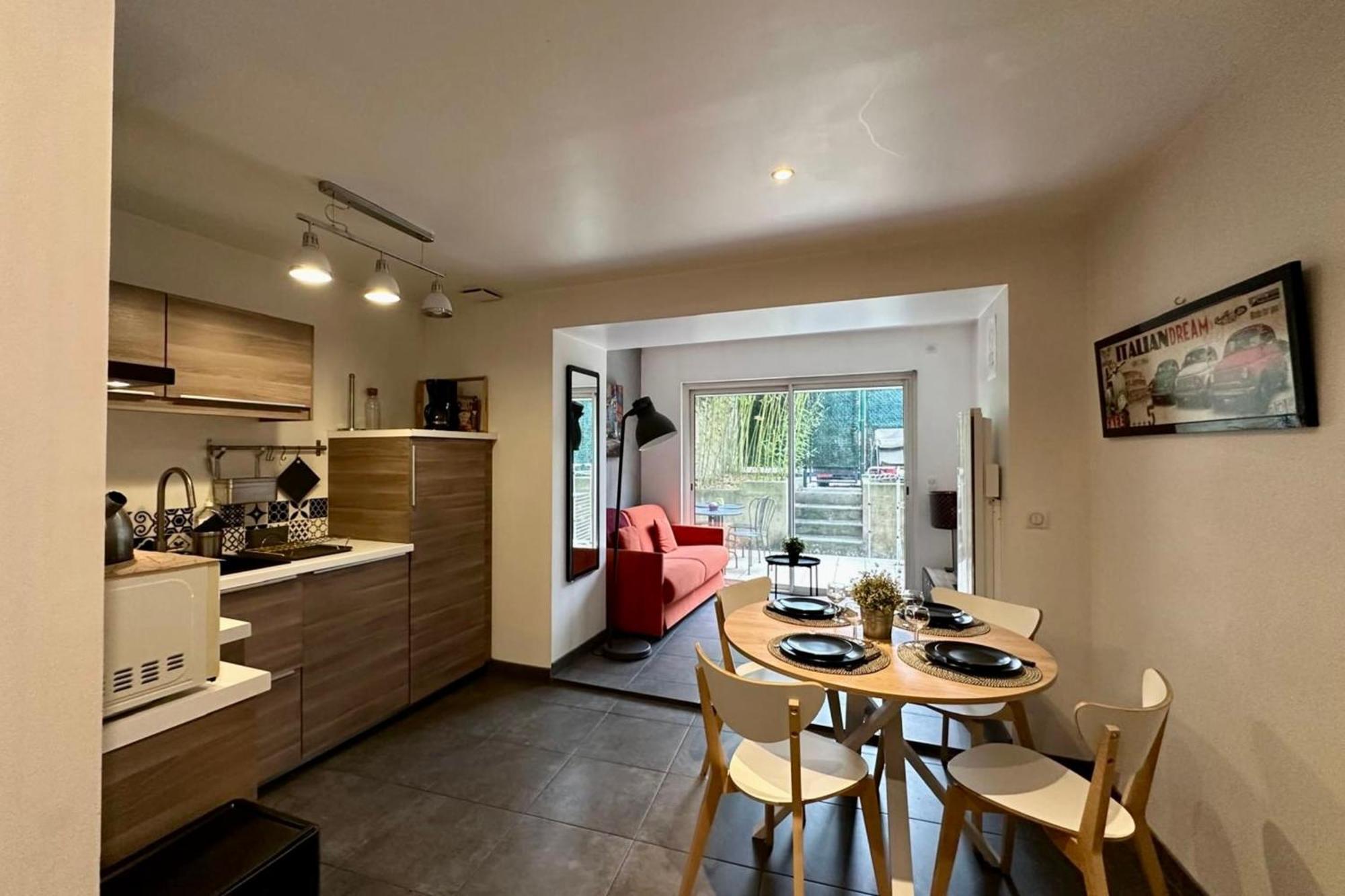 Le Jardinet - With Office In The City Center! 卡斯泰尔诺勒莱 外观 照片
